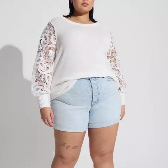 Torrid - 5 Inch Mom Jean Premium Classic Denim Mid-Rise Vintage Short - Picture 2 of 9